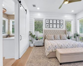Happiness Ranch - Oak Tree House | Elegant 2/2 with Water Views - Blanco - Bedroom