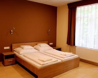 BF Hotel - Balatonföldvár - Bedroom