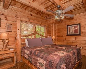Mountain Top Dream: Mtn Views, Secluded, Honeymoon, near Attractions! - Pittman Center - Bedroom
