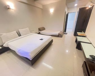 sun n step club resort - Ahmedabad - Bedroom