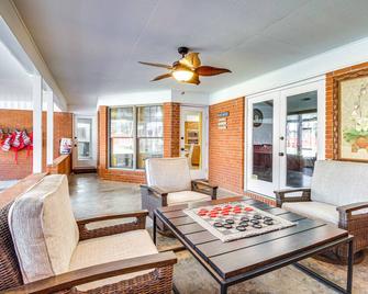 Beautiful Hinesville Retreat with Lanai and Pool! - Hinesville - Living room