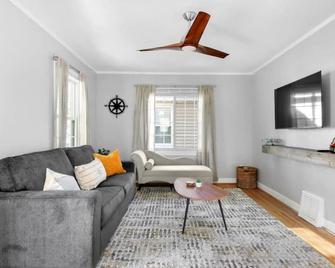 Peoria Prime Location: 3Bed w/Arcade+Foosball - Peoria - Living room