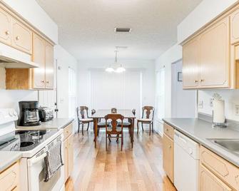 Cozy Brunswick Home 13 Mi to St Simons Island! - Brunswick - Kitchen