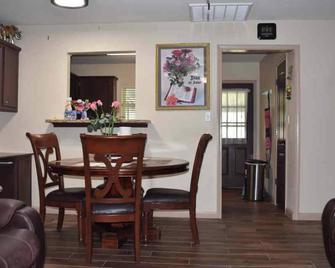 4-bedroom house in awesome Alvin with AC, WiFi, 2 full bath, plenty of parking! - Alvin - Jídelna