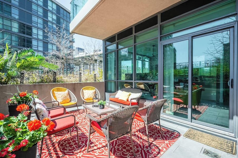 ريفيتستايز - ذا نيبتون - تورونتو - شرفة