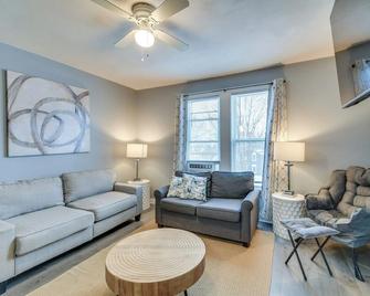 2 Mi to Dtwn Syracuse Cozy Updated Apt! - Syracuse - Living room