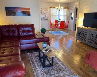 Lakefront Home With Great Views. - Monroe - Huiskamer