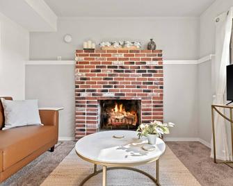 Pet Friendly Modern living space blocks from the Puget Sound. - Des Moines - Living room