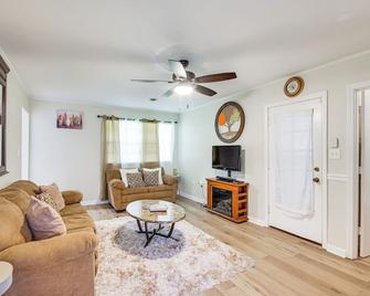 Jackson Home with Patio, 2 Grills and Ping-Pong Table! - Jackson - Living room