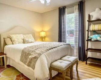 Life's a Breeze - Updated 3BR 5min to Pcola Beach - Gulf Breeze - Bedroom