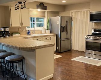 Beautiful Lakehouse with immediate access to Shasta Lake - Lakehead - Kitchen