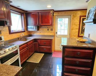 Unique & tranquil getaway! Custom indoor and outdoor spaces to explore/relax! - Kittanning - Cocina