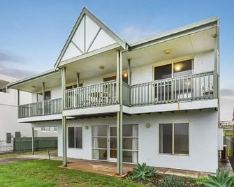 Tahren Beachfront Shack Wifi - Pet-friendly - Port Elliot - Building