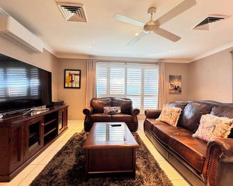 Blue Haven Retreat - Glenmore Park Pool Home - Orchard Hills - Olohuone