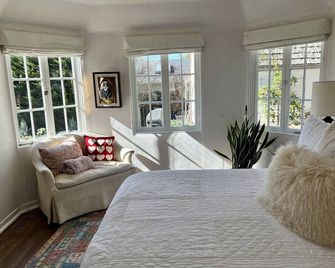 Exquisite Carmel Fairytale Cottage, Huge Private Gardens! - Carmel-by-the-Sea - Bedroom