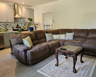 Cozy Home Away From Home - San Fernando - Living room