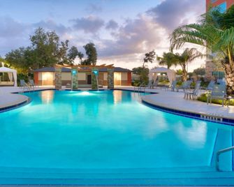 Holiday Inn Express & Suites Gainesville I-75 By IHG - Gainesville - Pool