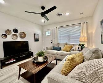 Modern Family-Friendly Retreat in the Heart of Paragould - Paragould - Living room