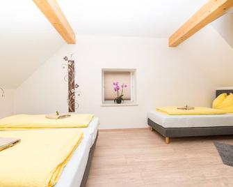 Ferienwohnungen und Zimmer Yassi - Knittelfeld - Bedroom