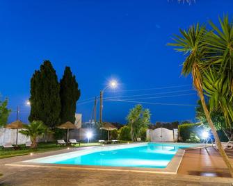 A relaxing holiday with all the services included !! B&B Aia Grande - Uggiano la Chiesa - Piscina