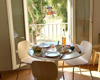 Charming apartment in the heart of the village - הייר - חדר אוכל