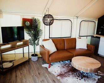 Incredible Safari Tent with Hot-tub, Fire Pit and Sauna in Cadiz, Kentucky - Cadiz - Sala de estar