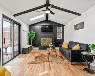 Lux & Stylish Family Friendly, H Tub, Wi-Fi, Ev Charge Point - Centennial - Living room