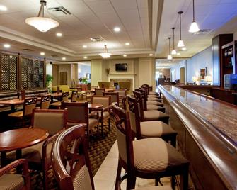 هوليداي إن تشارلوتسفيل -يونيف أري ا باي آيتش جي - شارلوتسفيل - مطعم