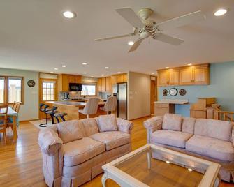 Charming Illinois Retreat w/ Hot Tub, Deck & Grill - Schaumburg - Living room