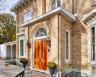 Hollywood glam in a stunning restored mansion! STA Licence # ST-2019-0098 - Prince Edward - Building