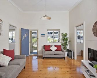 Fingal Beach Shack - Shoal Bay - Living room