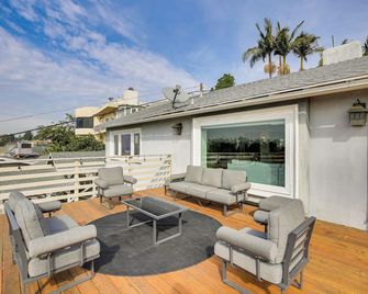 Bright Whittier Home w/ Pool Table + Spacious Deck - Whittier - Balcony