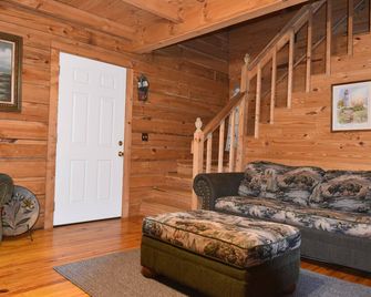 Charming pondside cabin with semi-private 2-bedrooms 5 minutes from Laurel Lake - Corbin - Obývací pokoj