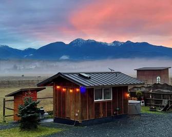 Blue Moon Tiny House Hot Tub & Sauna - Port Angeles - Building