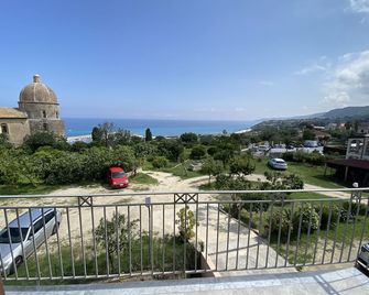 Aether Suites Tropea - טרופאה - מרפסת