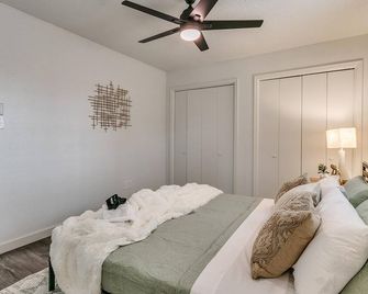 Cozy 4 Bedroom two miles from OU, Sleeps 10! - Norman - Bedroom