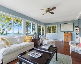 Amazing Lake Michigan Hideaway - Mackinaw City - Living room