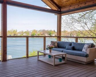 Beautiful Lauderdale Lakefront Retreat - Elkhorn - Balkón