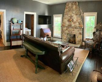Compass Cottage in Historic Glen Rose - Glen Rose - Living room