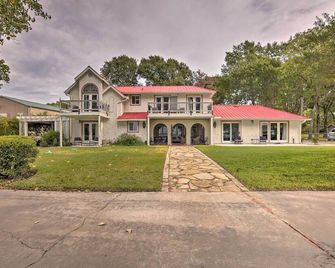 Modern Lake Conroe House w/ Lakefront Park & Deck! - Willis - Edificio