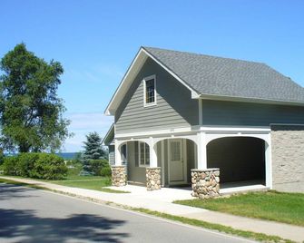 Park Place Guest House 600 feet from Lake Michigan Beach - Empire - Building