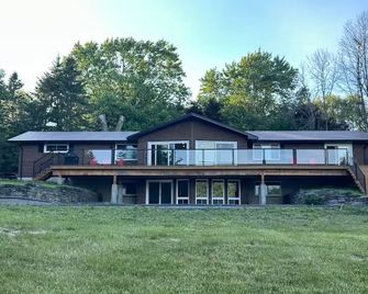 Tranquil Lakefront Cottage - Napanee - Building