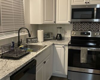 Cozy Hickory House - Hickory - Kitchen