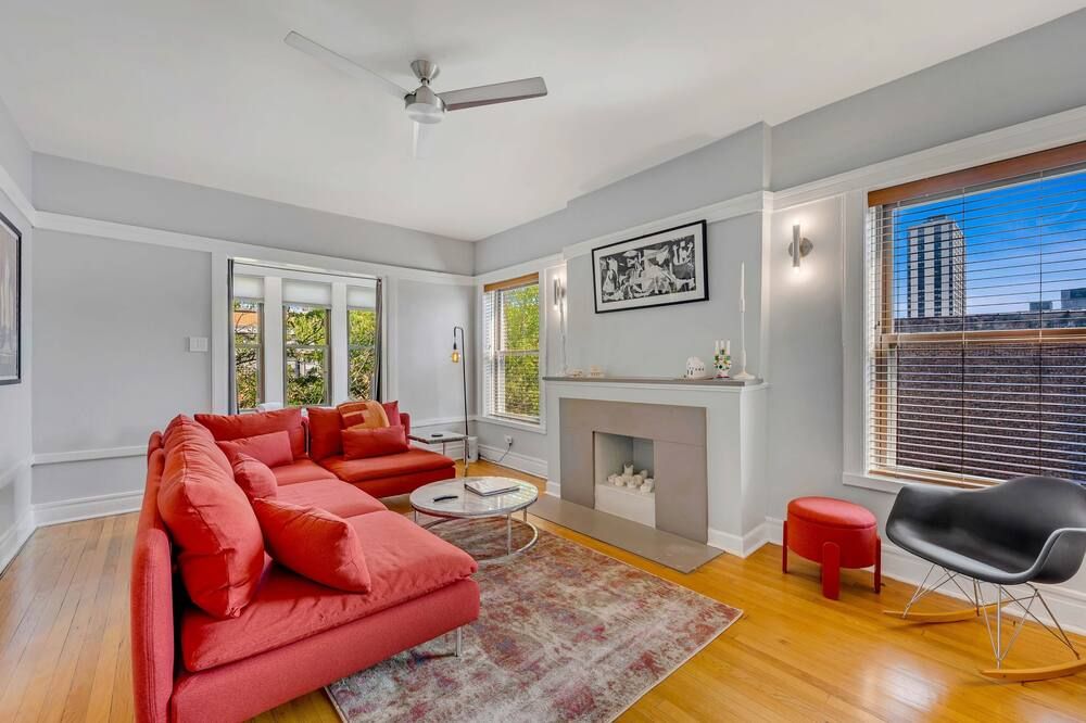 Stunning, Spacious, & Sun-soaked 2BR Uptown Condo by AllSet Turnover - شيكاغو - غرفة معيشة
