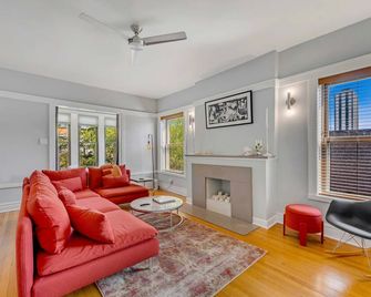 Stunning, Spacious, & Sun-soaked 2BR Uptown Condo by AllSet Turnover - شيكاغو - غرفة معيشة