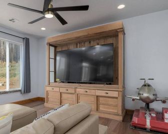 65 acres of privacy with river and BLM access - Vida - Living room