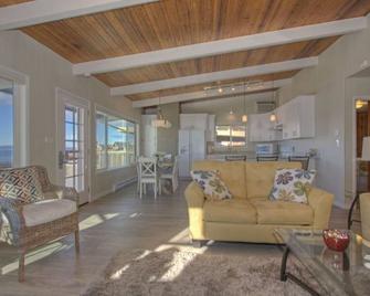 Beach House Retreat - right on the beach!!! - Stanwood - Living room