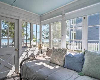 Modern Torch Lake Cottage w/ Dock: By Ski Resorts! - Rapid City - Living room