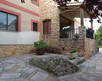 Casa Rural Las Tuyas en Segovia - Palazuelos de Eresma - Vista del exterior