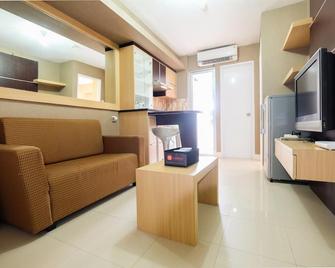 Homely 2 Bedroom at Bassura City Apartment By Travelio - Jakarta - Wohnzimmer
